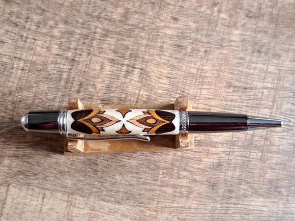 Sierra pen zwart met chroom en lotusbloemen.