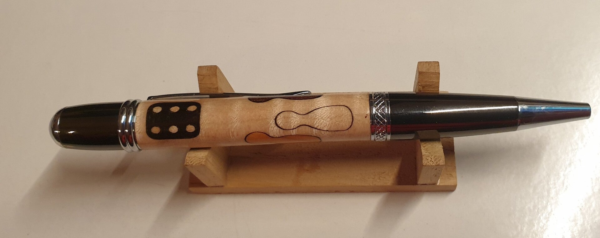 Handgemaakte houten pen met dobbelstenen en pionnen