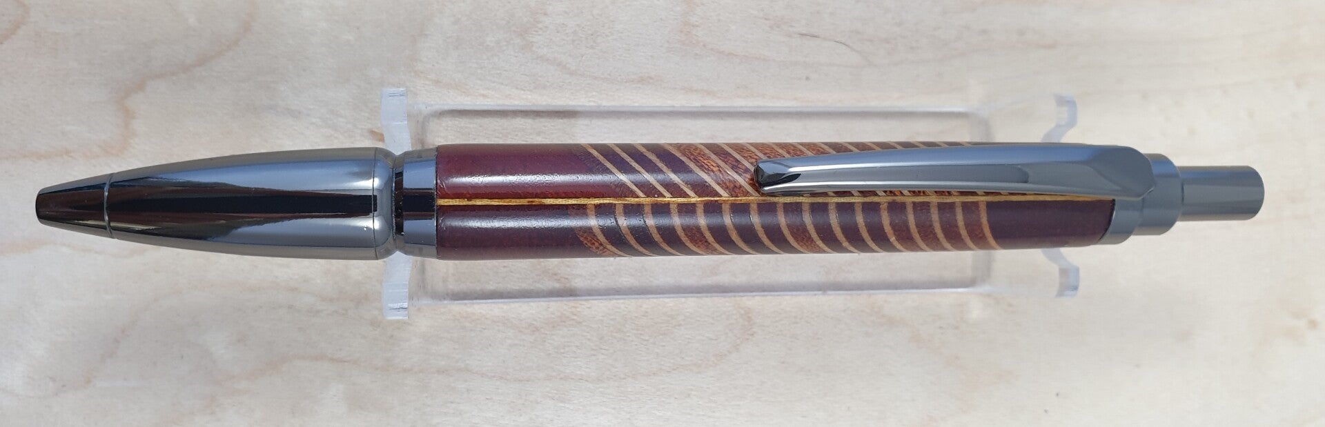 Handgemaakte azobé pen in gun metal kleur