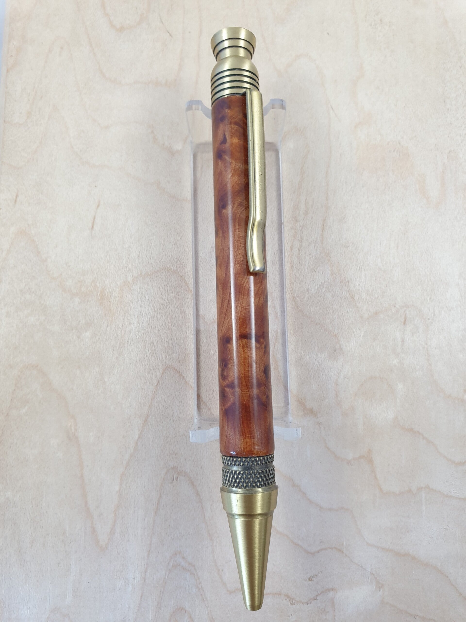 Handgemaakte balpen met thuja hout.