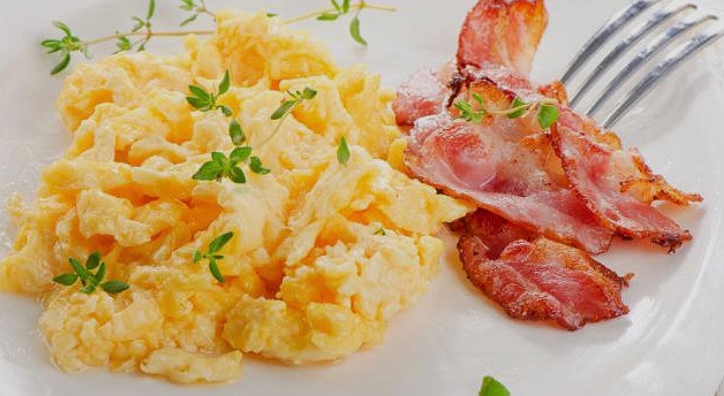 Œufs brouillés , bacon (ou jambon de dinde)