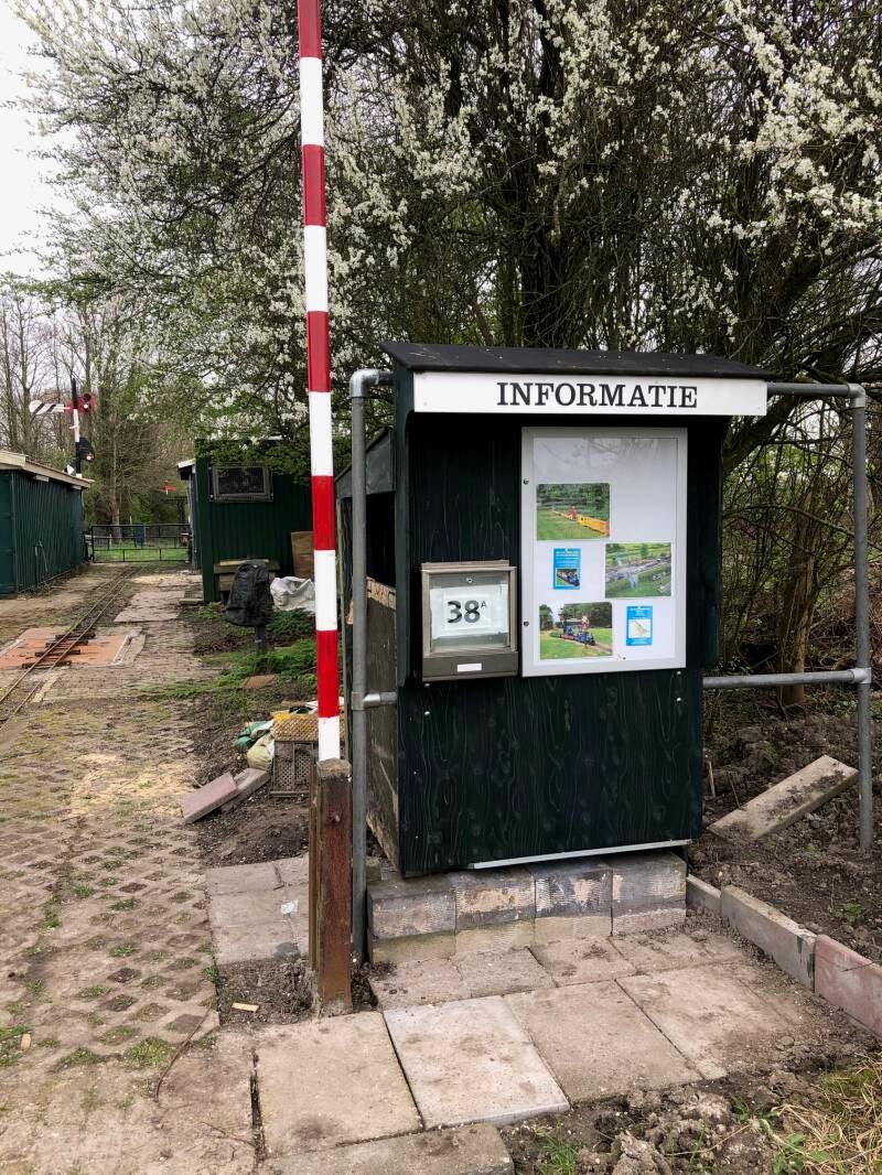 Informatiebord vernieuwd en slagboom geschilderd 20-3-2024