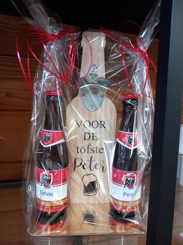 Houten plank met flesopener en 2 flesjes bier
