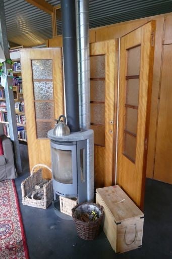 Achterand van kachel gemaakt van oude deuren