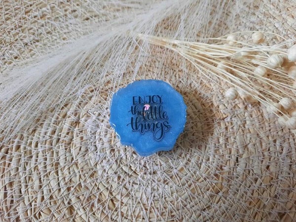 Epoxy Telefoongrip blauw met tekst: 'Enjoy the little things'