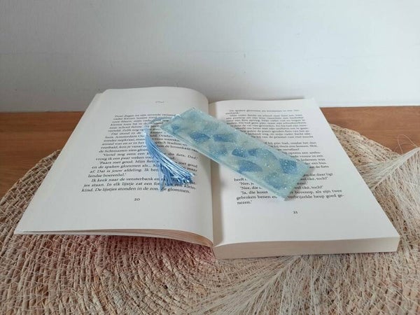 Epoxy boekenlegger  - lichtblauw met skeletblaadjes, glitters en tassel