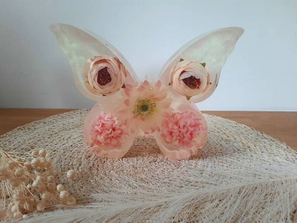 Vlinder van epoxy - creme met zijdebloemen in zachtroze