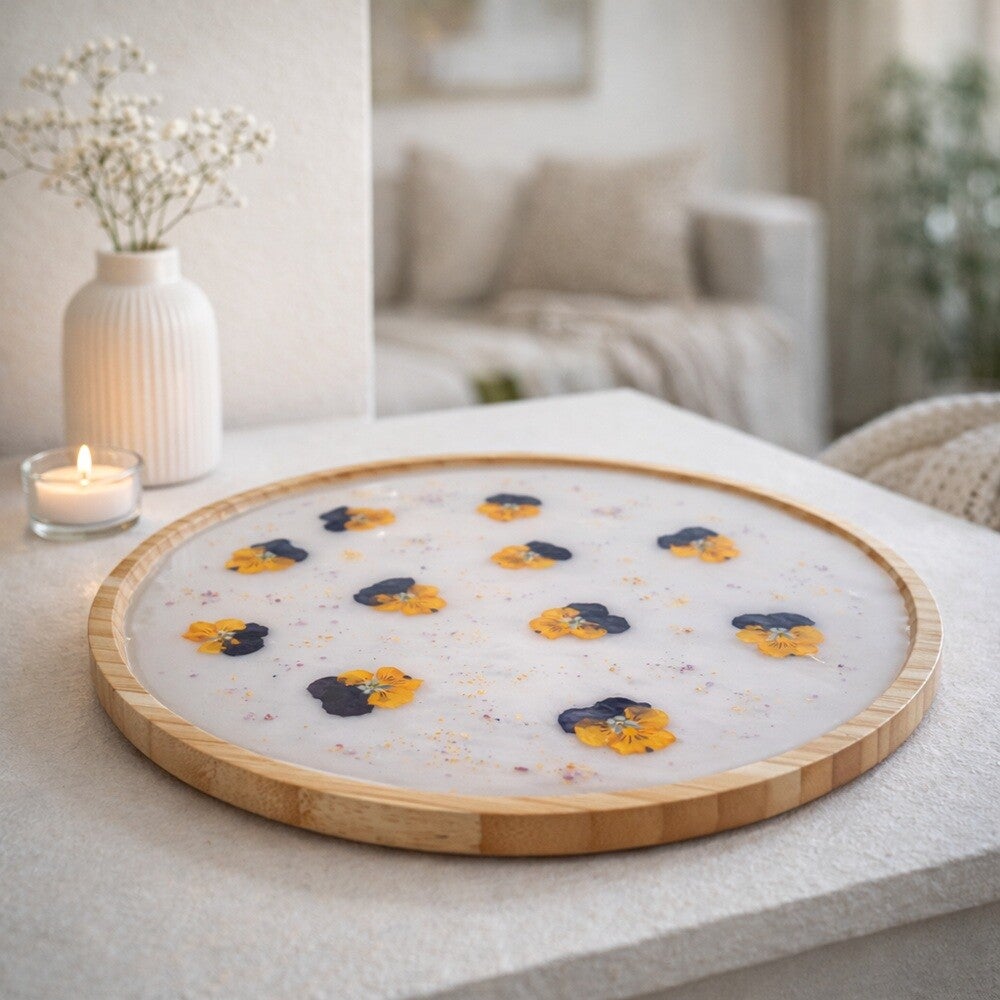 Bamboe plateau met epoxy en droogbloemen - oranje paarse viooltjes