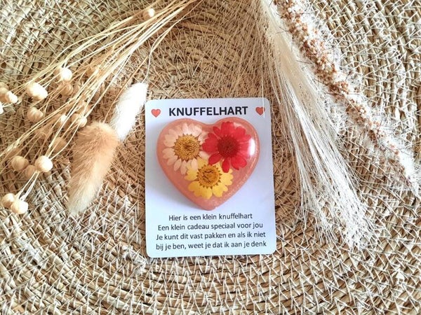 Knuffelhartje / Gelukshartje van epoxy - zalmroze met wit, geel en rode droogbloemen