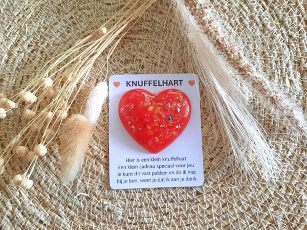 Knuffelhartje / Gelukshartje van epoxy - rood met iriserende flakes