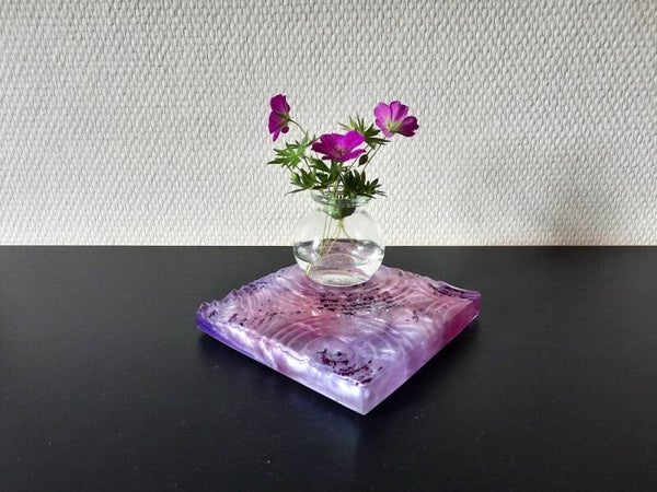 Epoxy plateau  met waterrimpeling lila en roze met glitters en glazen vaasje