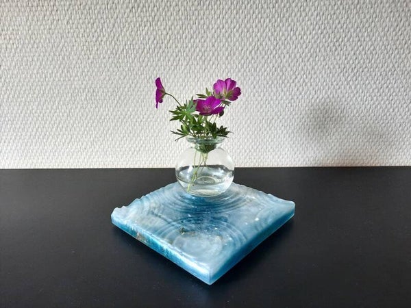 Epoxy plateau  met waterrimpeling aquablauw met goudfolie vlokken en glazen vaasje
