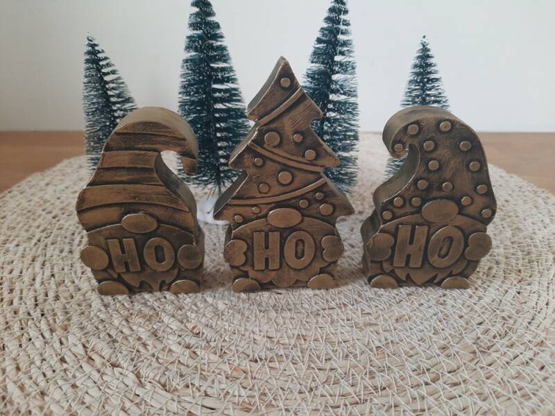decoratief setje van aquacast bestaande uit kerstboom en 2 gnomen in goud-antiek