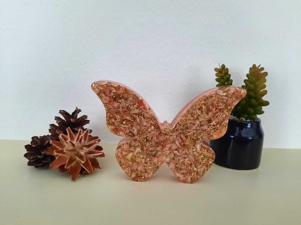 Epoxy vlinder met perzikbloemen en goudfolie