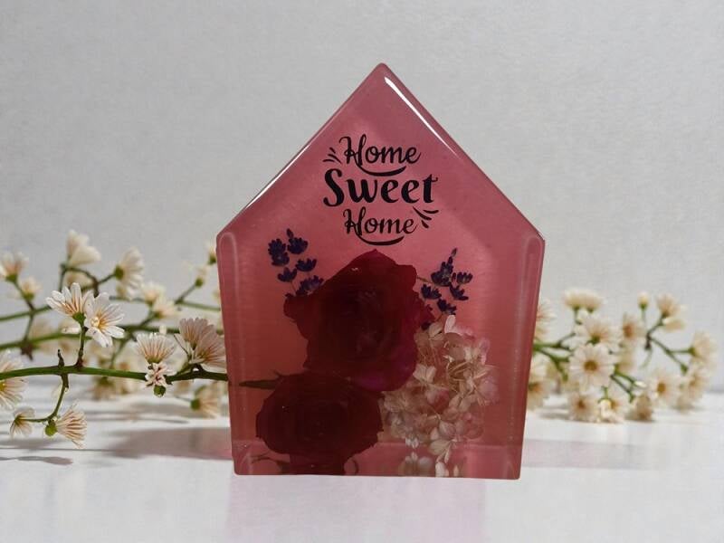 Huis van epoxy gevuld met droogbloemen en tekst  "home sweet home"
