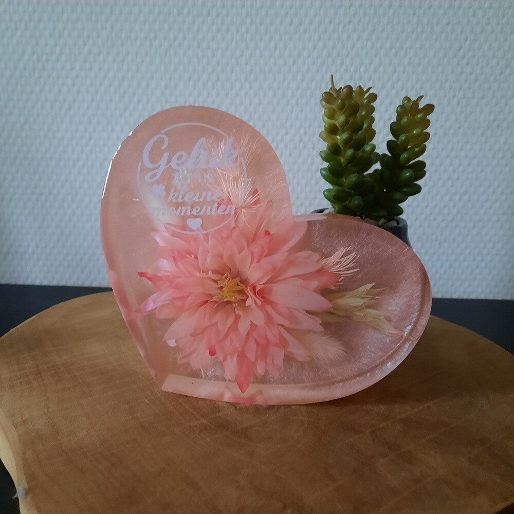 Epoxy hart met bloemen zalmroze en tekst "Geluk zit in kleine momenten"
