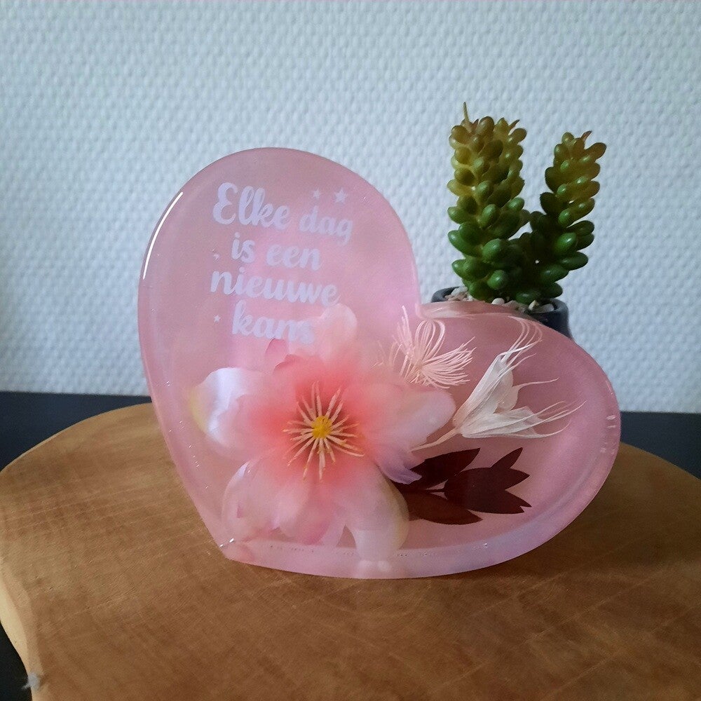 Epoxy hart met bloemen roze en tekst "Elke dag is een nieuwe kans"