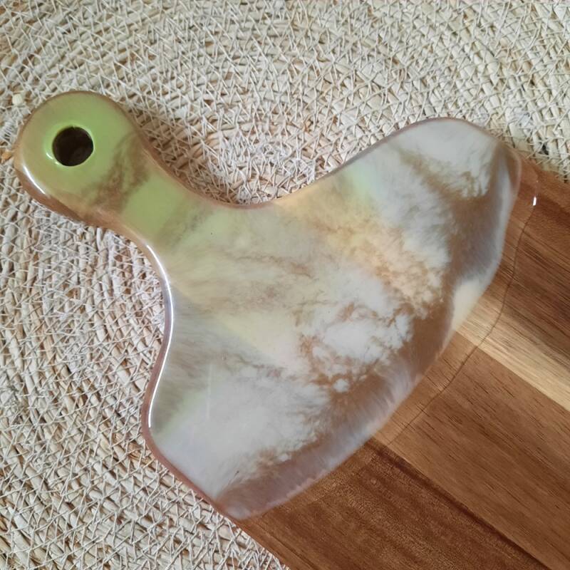 serveerplant met epoxy  in  zachtgeel/groen en goud