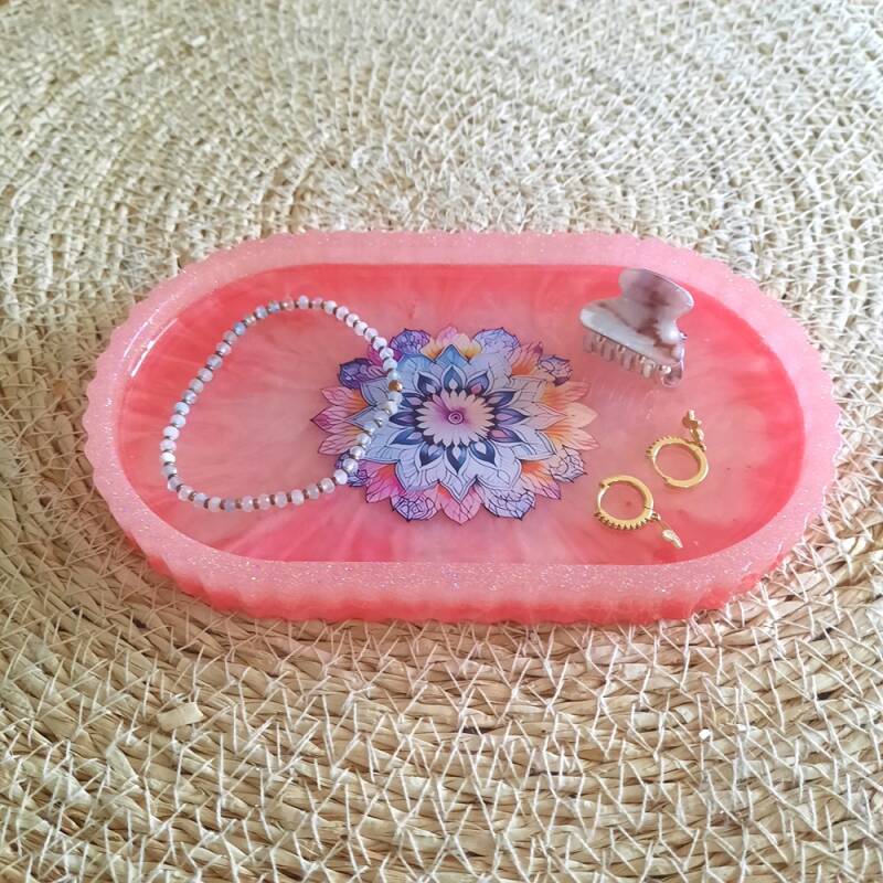 plateau met roze/wit marmerpatroon en mandala sticker