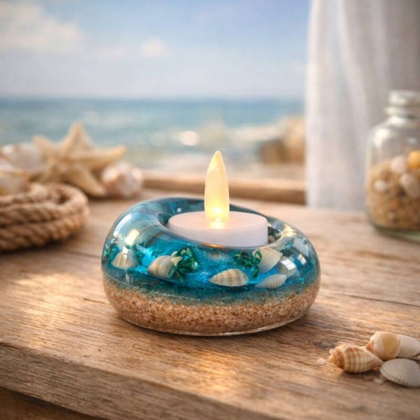 Epoxy waxinelichthouder rond - met schelpjes en folieflokken in transparant blauw