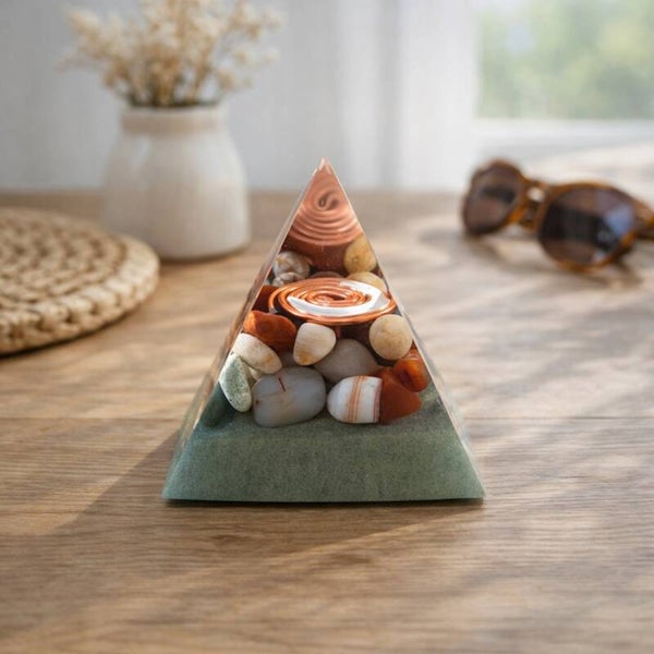 Orgonite Epoxy Piramide met Agaat en metaal