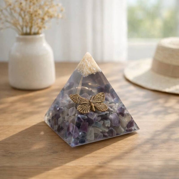 Orgonite Epoxy Piramide met Fluoriet en Bronskleurige Vlinder