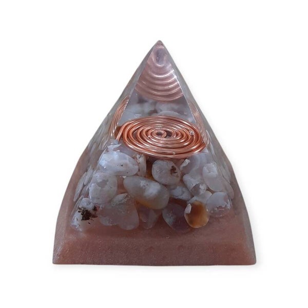 Orgonite Epoxy Piramide met Bloesemagaat en Metalen Spiraal