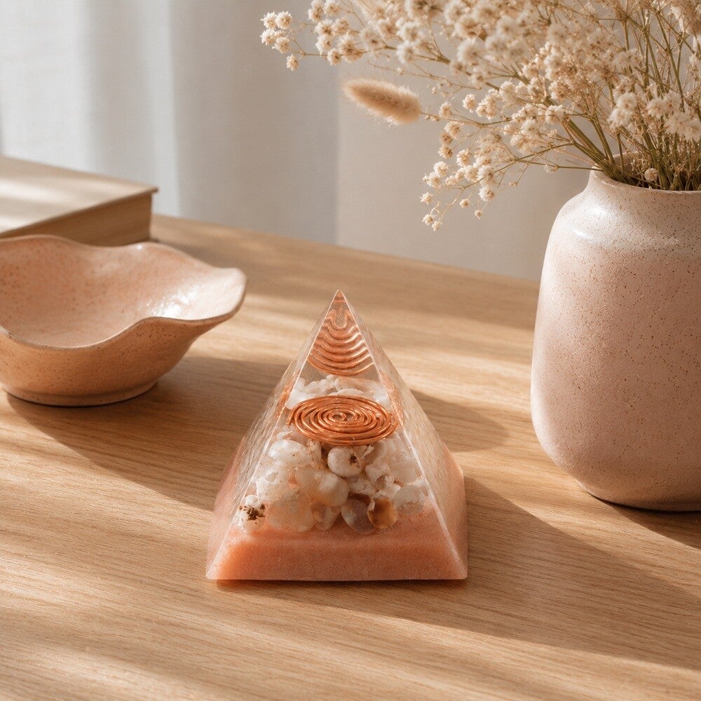 Orgonite Epoxy Piramide met Bloesemagaat en Metalen Spiraal