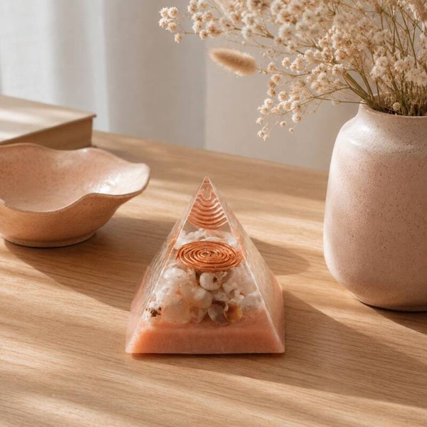 Orgonite Epoxy Piramide met Bloesemagaat en Metalen Spiraal