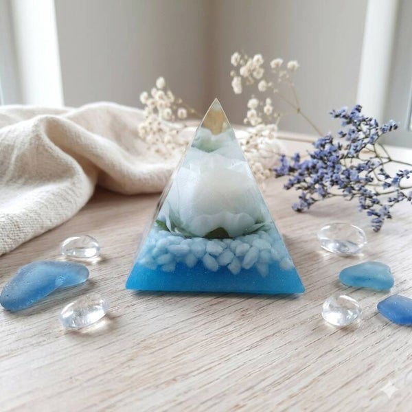 Epoxy Piramide met Kunstbloem en blauwe steentjes