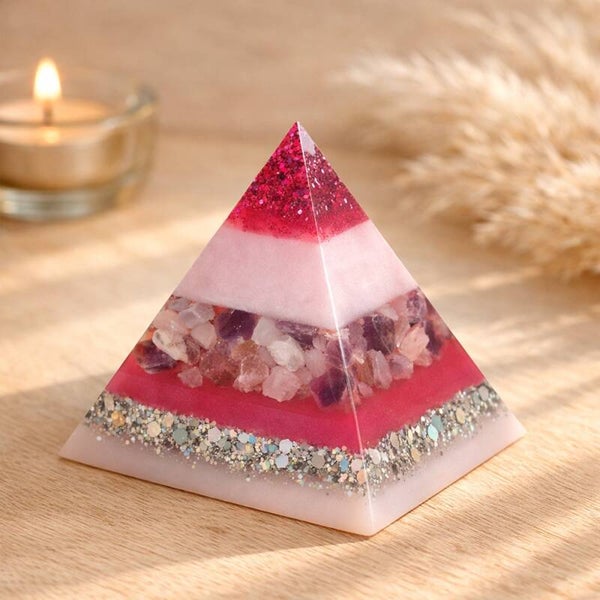 Orgonite Epoxy Piramide roze/fuchsia met halfedelstenen