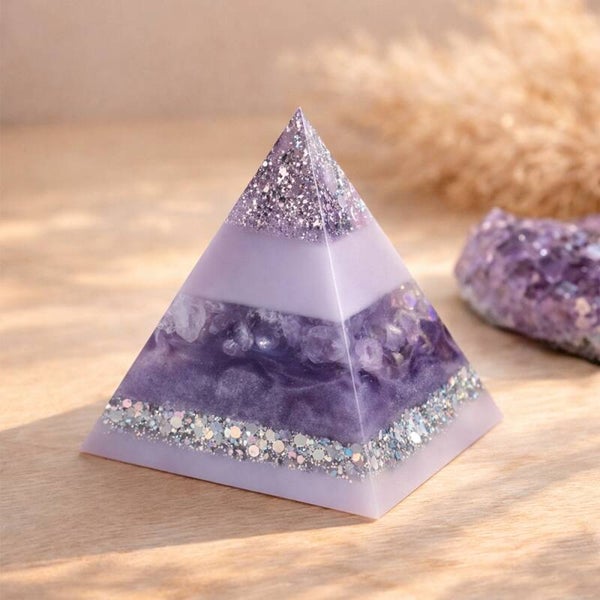 Orgonite Epoxy Piramide lila/paas met halfedelstenen