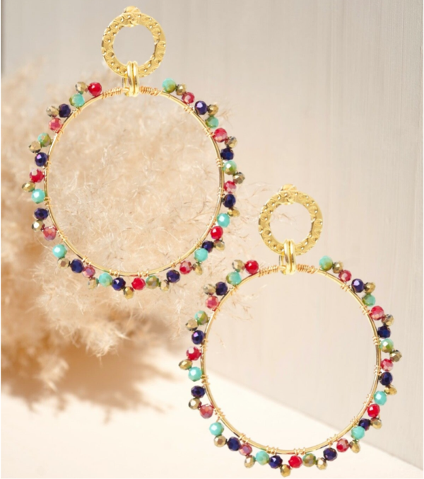 Boucles d'oreilles rondes avec perle colorée