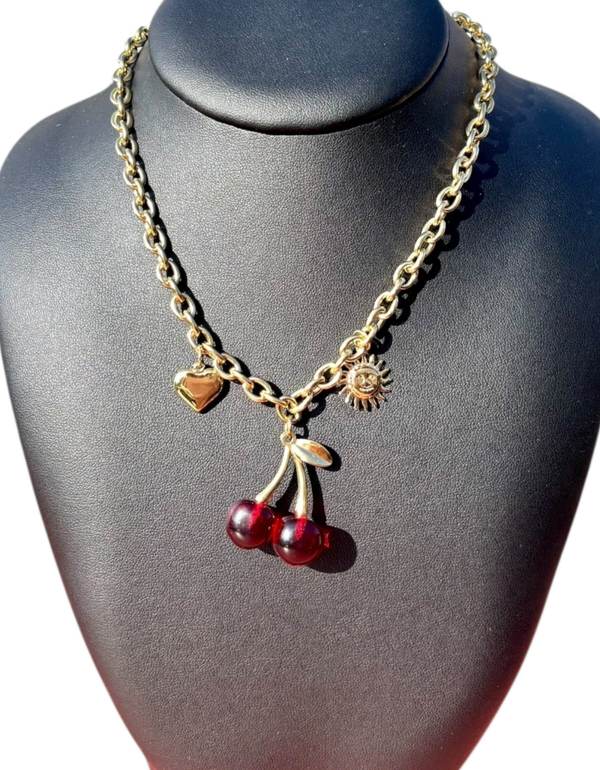 Collier Breloques cerise - Doré