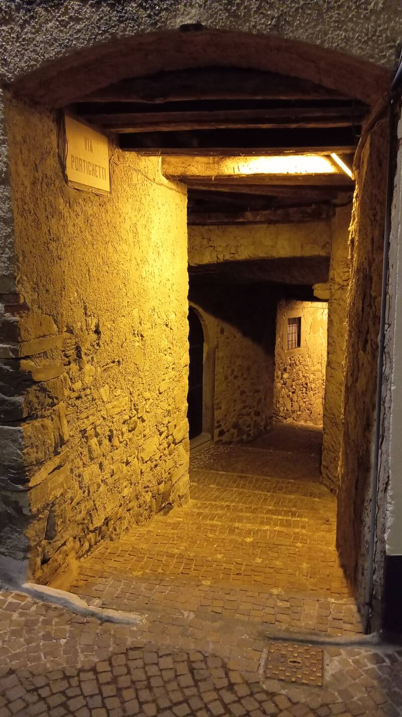 Passaggio coperto nel borgo medievale di Rossino
