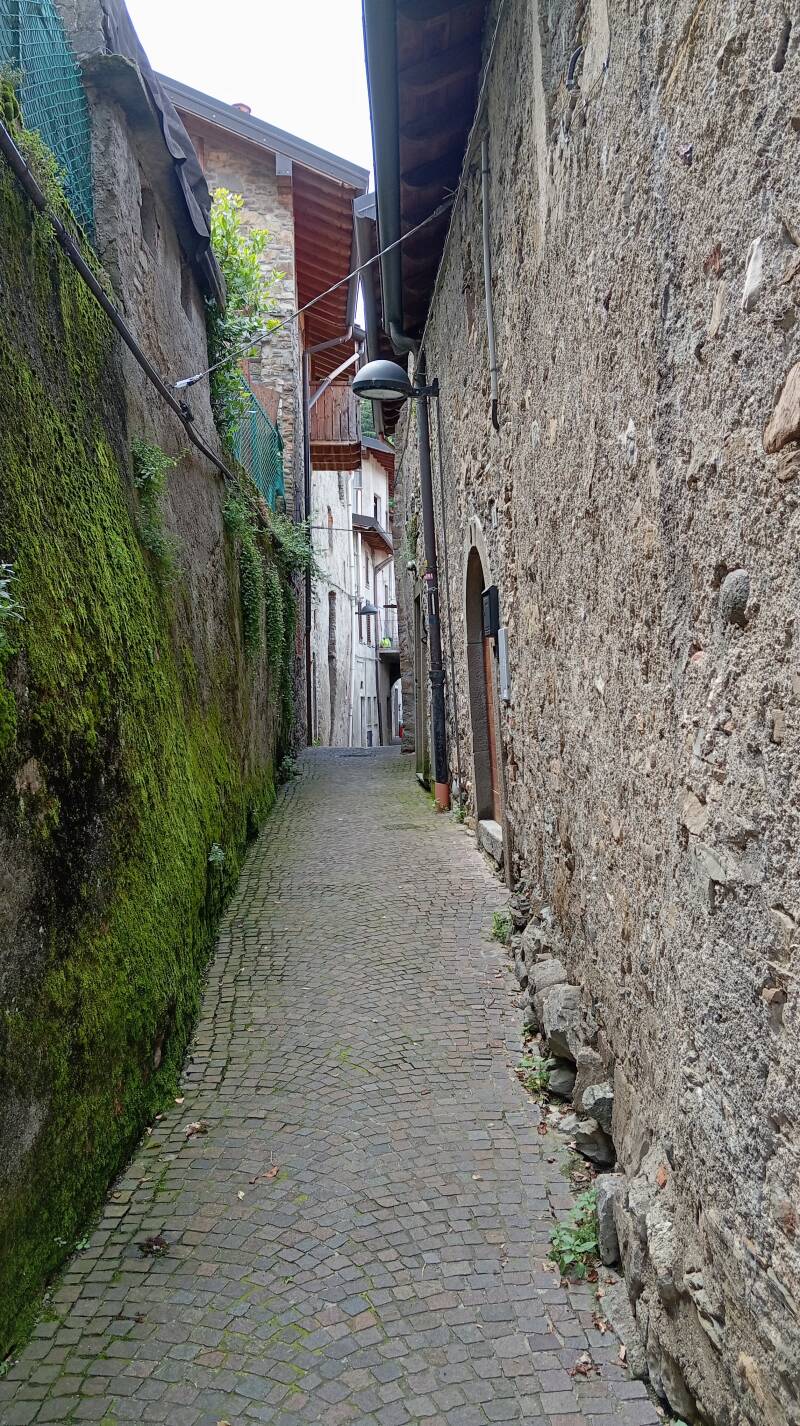 Vicolo in pietra del borgo di Rossino