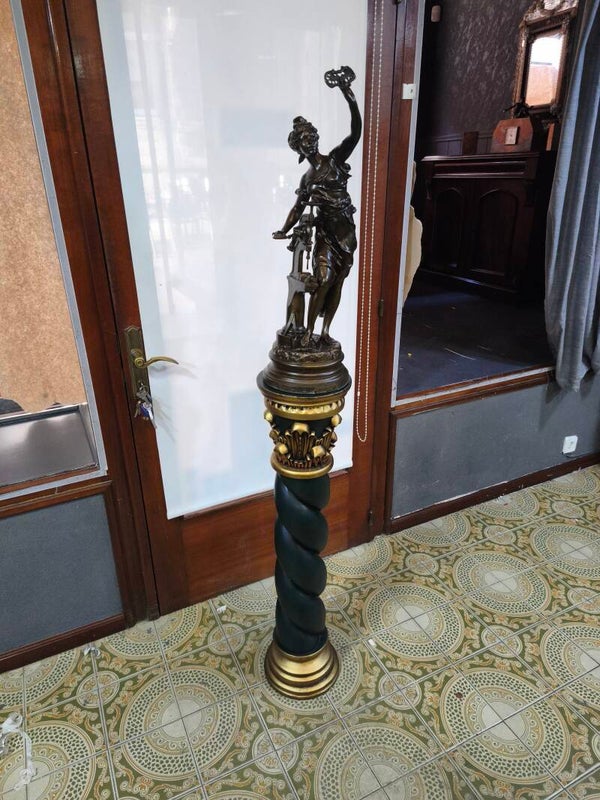 Escultura sobre columna