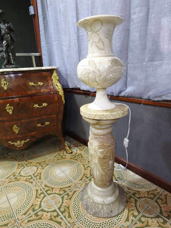 Columna y lámpara de alabastro