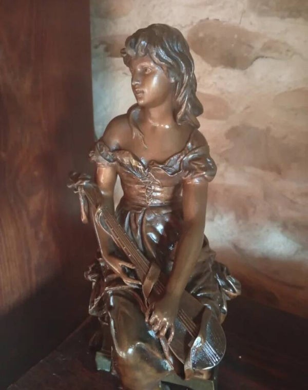 Hippolite Moreau mujer con mandolina