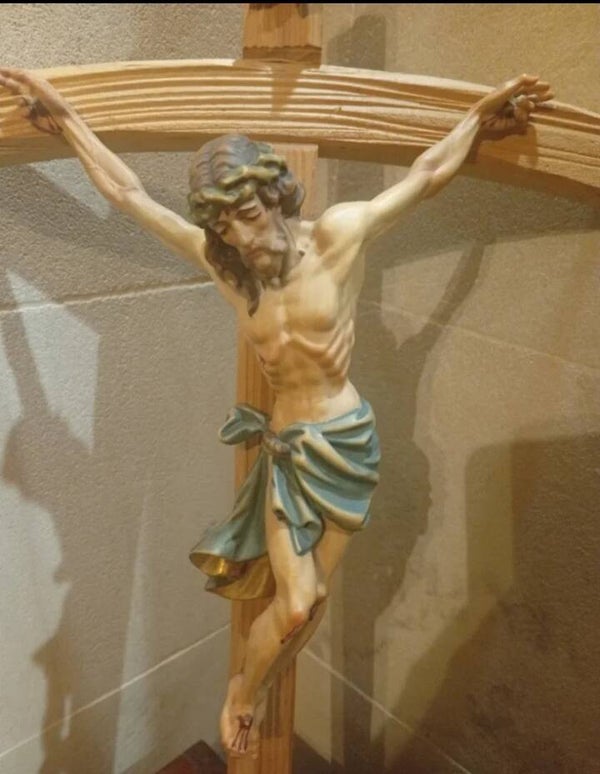 Crucificado de madera tallada
