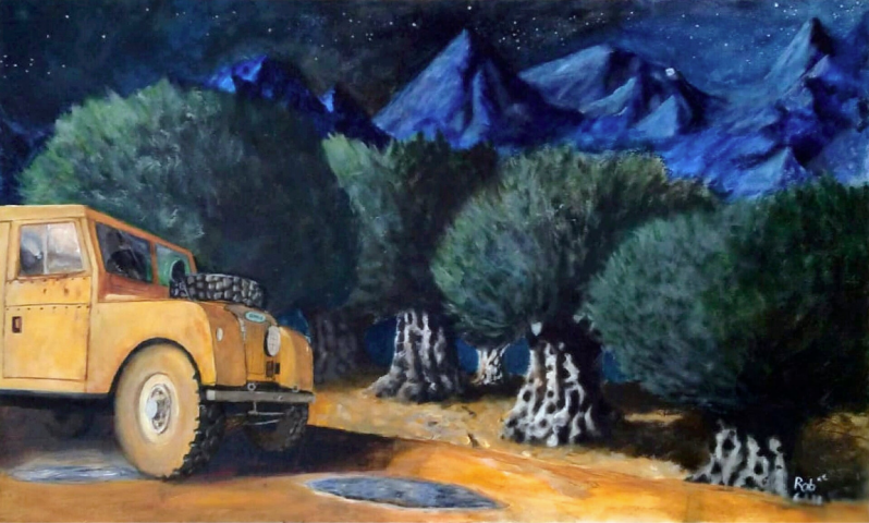 Land Rover en un olivar por la noche. Al fondo las montañas azules