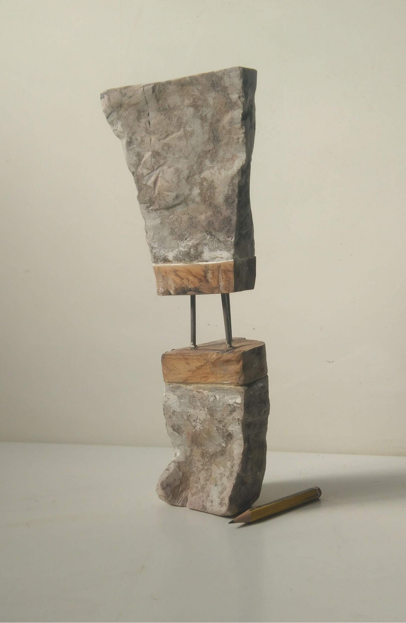 Reloj de piedra: como un reloj de arena, pero son piedras en vez de arena unidas por 3 clavos y una loncha de madera en cada piedra