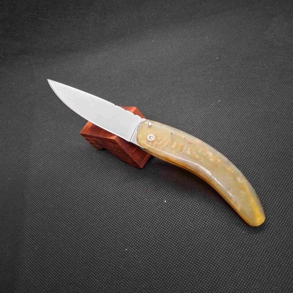 N° P184 – Couteau pliant dit à friction – Corne blonde brebis PM