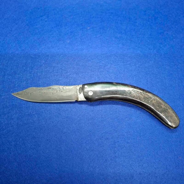 N° P209 – Couteau pliant dit à friction – Corne de chèvre noire