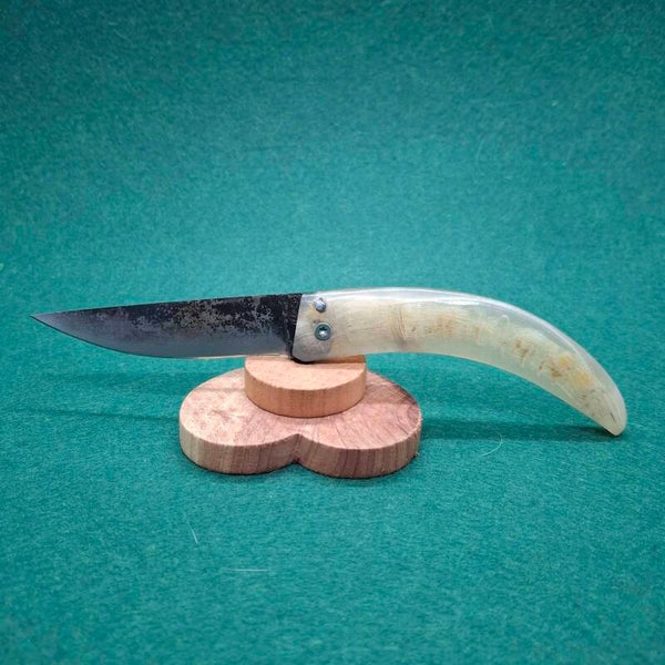 N° P220 – Couteau pliant dit à friction – Corne de brebis blonde claire