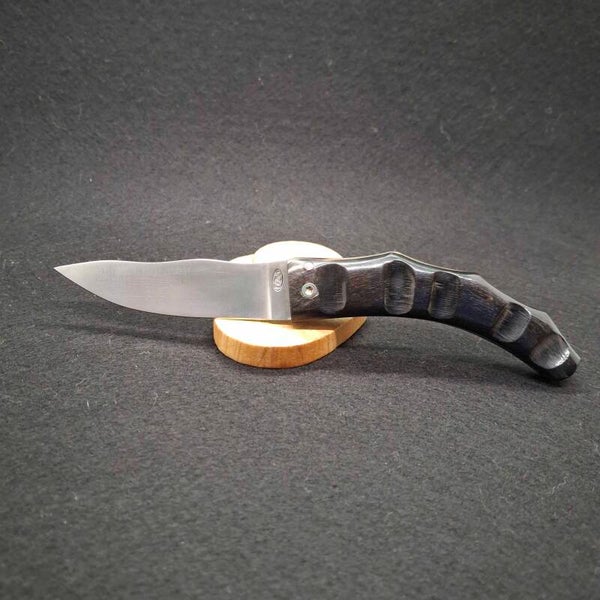 N° P218 – Couteau pliant dit à friction – Corne de chèvre noire