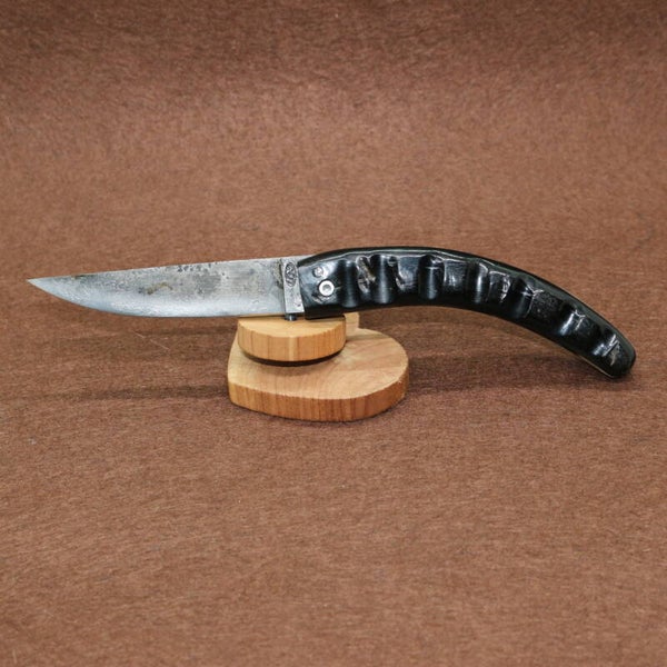 N° P228 – Couteau pliant dit à friction – Corne de chèvre noire