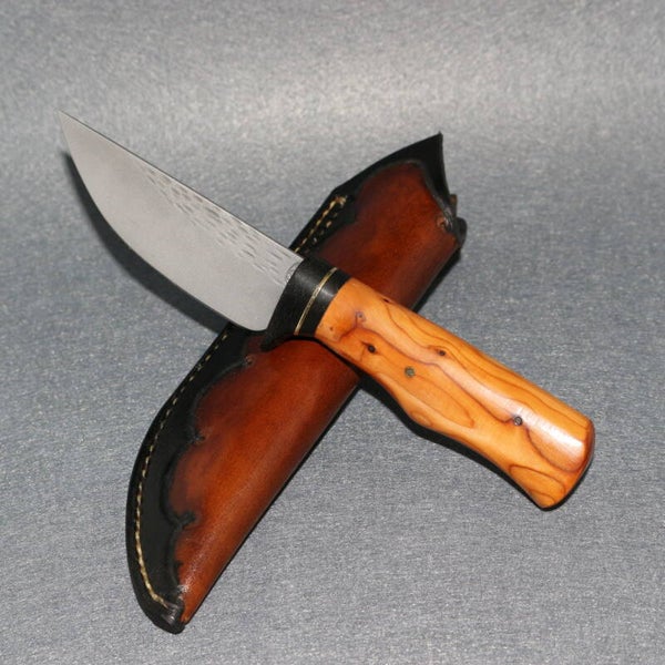 N° 525 – Couteau utilitaire – Bois d’if