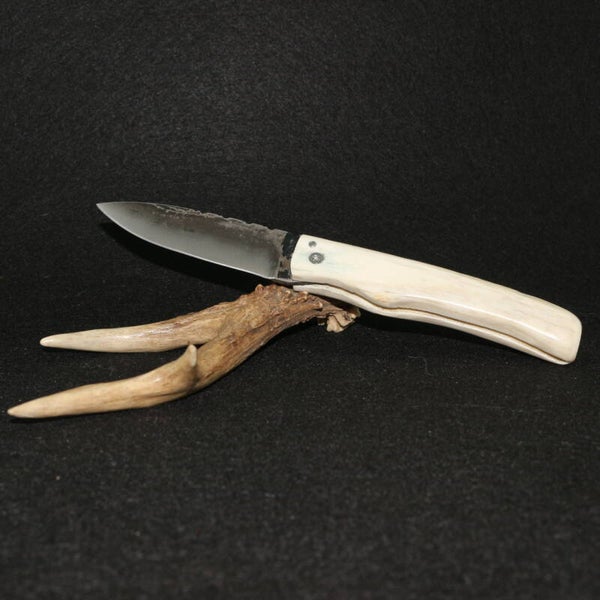 N° P236 – Couteau pliant dit à friction Avec étui – Bois de cerf blanchi