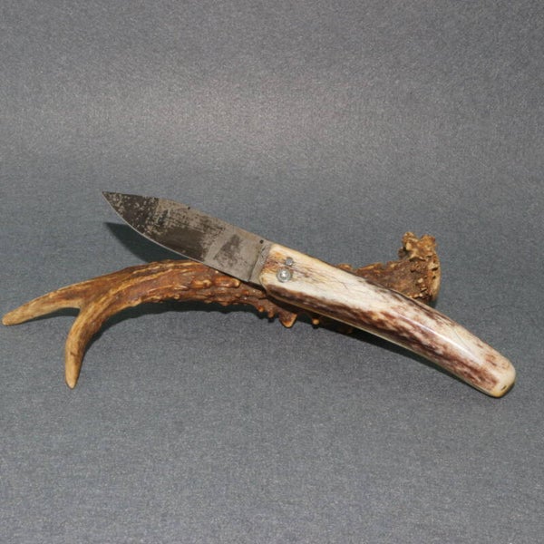 N° P240 – Couteau pliant dit à friction Avec étui – Bois de cerf vieilli